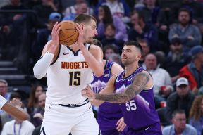 Nikola Jokić u duelu protiv Jute.