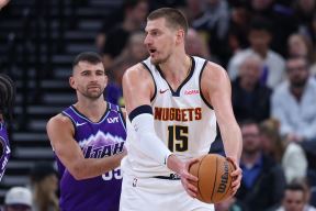 Nikola Jokić u duelu protiv Jute.