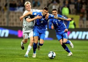 Rade Krunić na utakmici BiH protiv Islanda u duelu sa Hakon Arnanarom Halardsonom