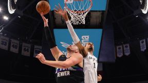 Nikola Jokić i Viktor Vembanjama u borbi pod košem na meču Denvera i San Antonija