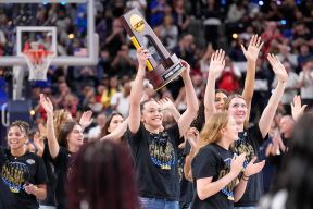 Anđela Dugalić slavi trofej NCAA.