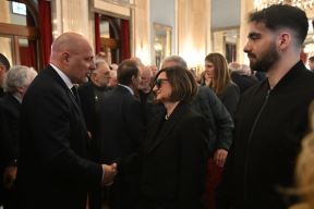 Supruga Ana i sin Luka na komemoraciji Duška Vujoševića
