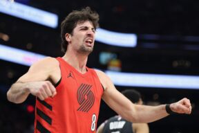 Deni Avdija se raduje u dresu Portlanda.