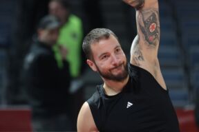 Žofri Lovernj na zagrevanju pred utakmicu Zvezda ASVEL
