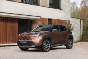 yariscross_highgrade_preciousbronze_static-02.jpg