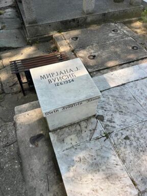 porodična grobnica Pavla Vuisića (5).jpg