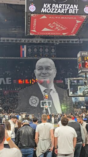 Koreografija navijača Partizana posvećena Dušku Vujoševiću
