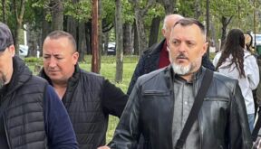 Brat Rade Manojlovic stigao na sahranu Sase Katancica Nenad jedan od retkih kolega koji se pojavio (2) (1).jpg