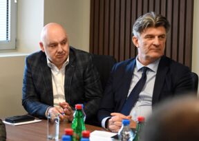 Dragoljub Zbiljić i Dragan Simović na sednici u FSS