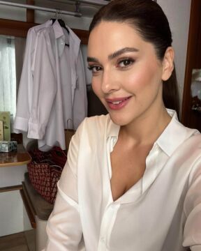 Berguzar Korel (2).jpg