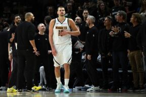 Nikola Jokić kraj klupe Denvera na utakmici protiv Minesote