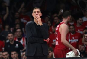 Trener Olimpijakosa Jorgos Barcokas na utakmici Olimpijakos Monako