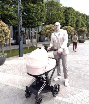 Aca Sofronijevići Kosana šetaju bebu 2.jpg