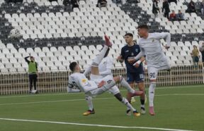 Slobodan Tedić šutira makazicama na utakmici Čukarički Železničar