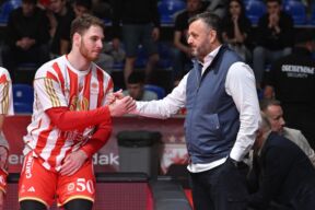 Filip Škobalj i Željko Drčelić se pozdravljaju na utakmici Zvezde