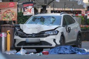 Auto uleteo u grupu ljudi u Lajpcigu 4.jpg