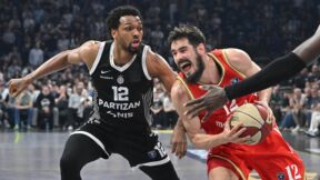Sterling Braun i Nikola Kalinić u borbi za loptom na meču Partizan - Crvena zvezda