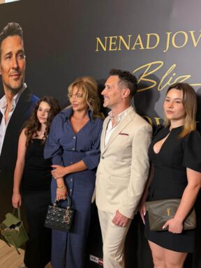 Nenad Jovanović Blizanac pozirao sa porodicom Pevač ponosno predstavio prvi album (4).jpg