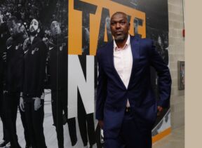 Hakim Olajdžuvon ulazi u studio u Americi