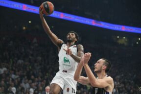 Armoni Brooks polaže loptu na utakmici Partizan Armani