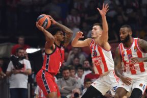 Armoni Bruks na utakmici Zvezda Armani