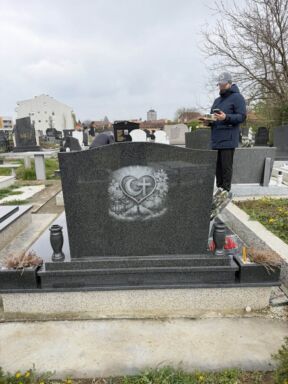 oskrnavljen spomenik u Šapcu (2).jpg