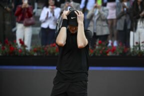 Janik Siner se drži za glavu u šoku zbog pobede protiv Kaspera Ruda u finalu Mastersa u Rimu