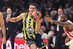Vejd Boldvin na meču Fenerbahčea i Crvene zvezde, dok ga čuva Kodi Miler-Mekintajer