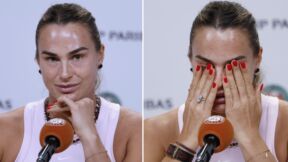 Arina Sabalenka pokriva lice na konferenciji za novinare.jpg