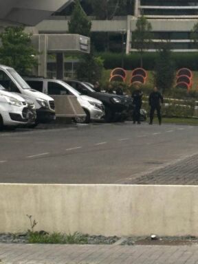 Obezbedjenje i vatrogasci oko Sava Centra uoci Senidinog koncerta 3.jpg