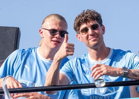 Erling Holand sa Džonom Stounsom.