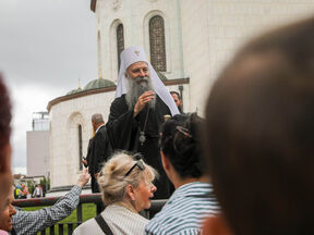 Patrijarh Porfirije izasao da pozdravi narod koji ceka ispred Hrama (2).jpg