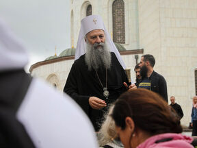 Patrijarh Porfirije izasao da pozdravi narod koji ceka ispred Hrama (4).jpg
