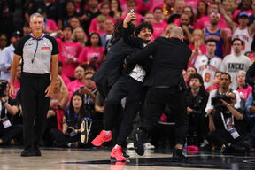 Navijač uleteo na teren u NBA finalu
