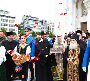 ispraćaj pojasa Presvete Bogorodice 3.jpg