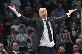 Đoan Penjaroja širi ruke na klupi Partizana.