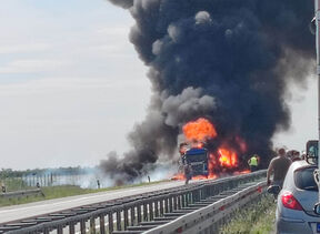 Zapalio se kamion na auto-putu kod Šimanovaca 2.jpg