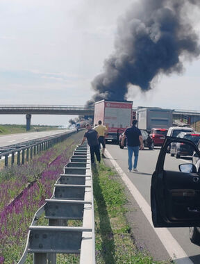 Zapalio se kamion na auto-putu kod Šimanovaca 3.jpg