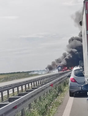 Zapalio se kamion na auto-putu kod Šimanovaca 4.jpg