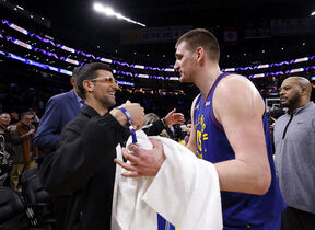 Novak Đoković i Nikola Jokić se grle.