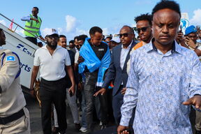 Proterani fudbalski sudija iz Somalije Omar Abdulkadir Artan izlazi iz aviona