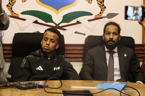 Proterani fudbalski sudija iz Somalije Omar Abdulkadir Artan drži konferenciju za novinare
