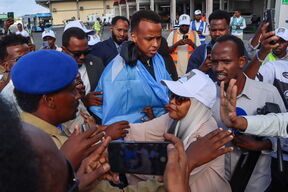 Proterani fudbalski sudija iz Somalije Omar Abdulkadir Artan izlazi iz aviona
