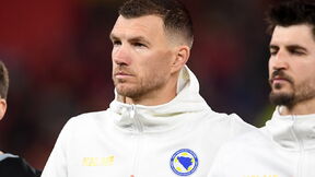 Edin Džeko sluša himnu Bosne i Hercegovine na utakmici reprezentacije