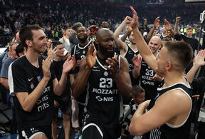 Tonje Džekiri sa košarkašima Partizana.