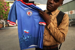 Navijač Haitija pokazuje dres reprezentacije