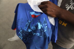 Navijač Haitija pokazuje dres reprezentacije