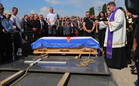 Sahrana Marijana Beneša i sanduk pokriven zastavom Jugoslavije