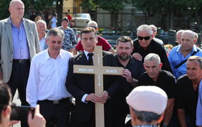 Sahrana Marijana Beneša i sanduk pokriven zastavom Jugoslavije