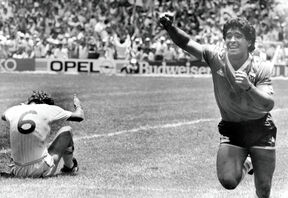 Dijego Maradona slavi gol na utakmici Argentina Engleska 1986.jpg